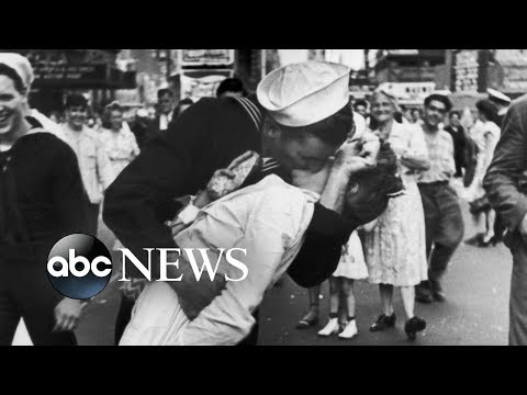 US sailor kissing nurse in famous WWII photo dies episode artwork