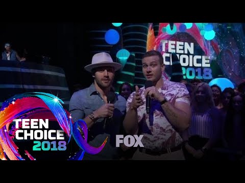 Oliver Stark & Ryan Guzman Introduce Foster The People | TEEN CHOICE episode artwork