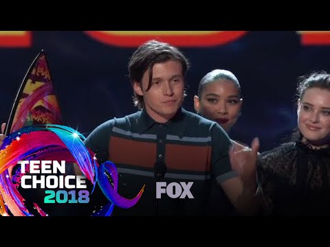 Love, Simon Wins The Choice Comedy Movie | TEEN CHOICE episode artwork