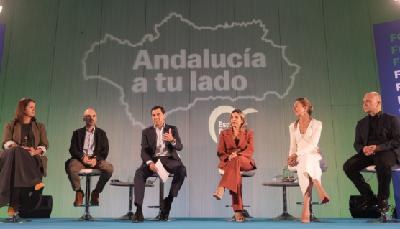 Juan Manuel Moreno y José Carlos Ruiz en el 'Foro oportunidades de futuro'