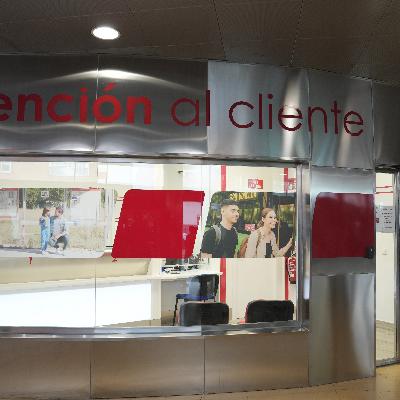 El viceconsejero de Transportes de la Comunidad de Madrid, José María García, inaugura la nueva oficina para la tarjeta de transporte de Parla