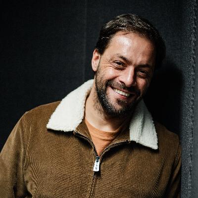 António Zambujo: “Mais vale cair em graça do que ser engraçado. O humor cai bem quando não tens a pretensão de o fazer. É isso que faz rir” António Zambujo: “Mais vale cair em graça do que ser engraçado. O humor cai bem quando não tens a pretensão de o fazer. É isso que faz rir”