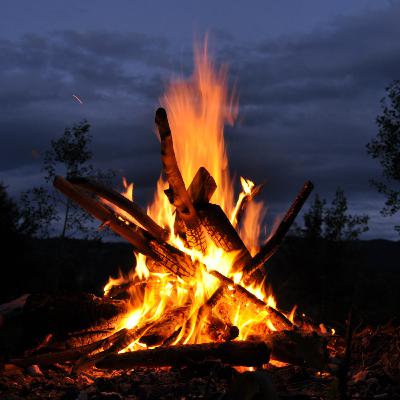 Ambiente de fogata en el desierto (8 horas) | Sonidos crepitantes de leña para dormir y relajarse