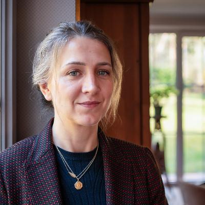 Filosofe en auteur Alicja Gescinska: ‘Het kwaad sijpelt traag onze gedachten binnen’ [Otheo Radio]