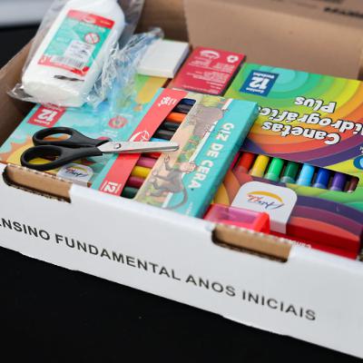 Governo de SC anuncia kits escolares personalizados para todos os alunos da rede estadual até 2026