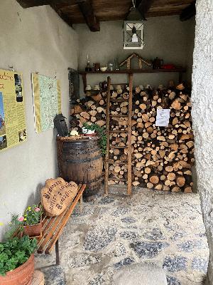 L'antica locanda, il sentiero delle castagne e i rifugi lontani