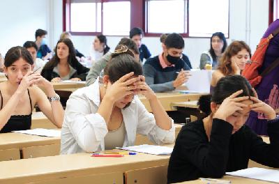 Ocho meses con jornadas de más de 12 horas de estudio para afrontar el MIR: "Llevo casi 40.000 preguntas en este tiempo de preparación" Ocho meses con jornadas de más de 12 horas de estudio para afrontar el MIR: "Llevo casi 40.000 preguntas en este tiempo de preparación"