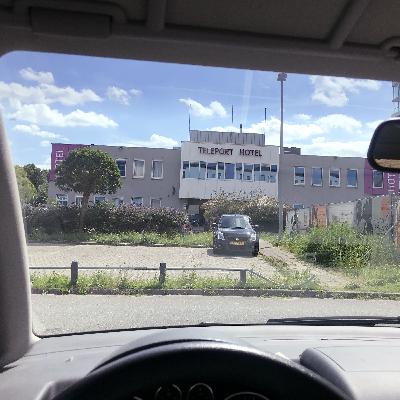 #77 Hoe bedrieglijk vertrouwdheid kan zijn, met beeldend kunstenaar Bas Louter.