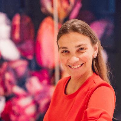 599 Frauen in der Mitte des Leben, hohe Zahlen mit Hintergrund 599 Frauen in der Mitte des Leben, hohe Zahlen mit Hintergrund