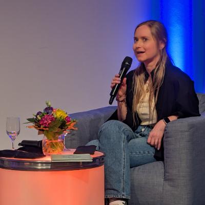 Sarah Angelina Gross beim letzten Talkabend im Universum® Sarah Angelina Gross beim letzten Talkabend im Universum®