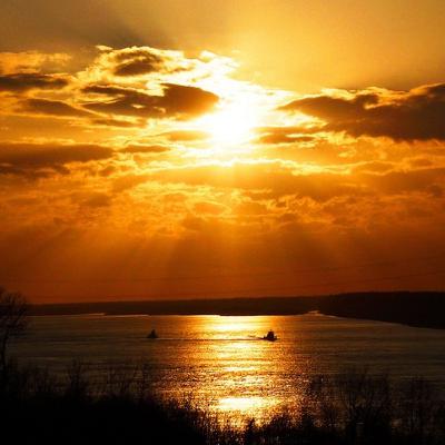 Menunggu Matahari Bersinar•Qodrat Kusumadiningrat Menunggu Matahari Bersinar•Qodrat Kusumadiningrat