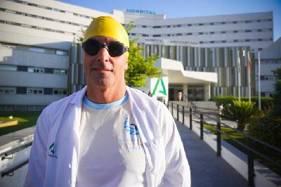 Un enfermero sevillano hace el camino de Santiago a nado: "Colaborar con estas iniciativas te llenan de satisfacción"
