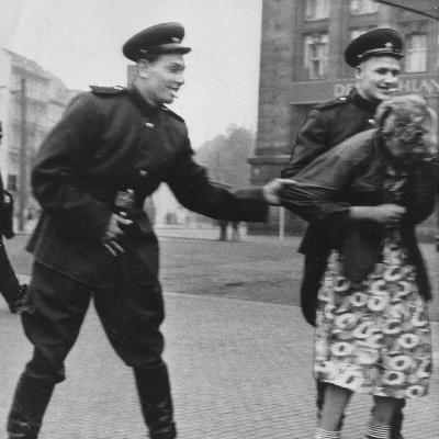 Vergewaltigung im Krieg - Eine Waffe, die für immer verletzt