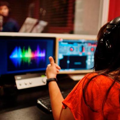 24-11: Subasta del espectro radioeléctrico pone en jaque a medios de comunicación.