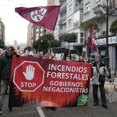 Mil personas recorren las calles de León para exigir responsabilidades a la Junta por la gestión de los incendios forestales Mil personas recorren las calles de León para exigir responsabilidades a la Junta por la gestión de los incendios forestales