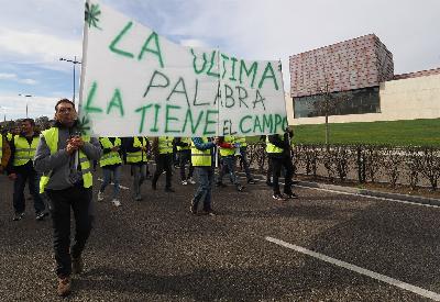 Tertulia: El mundo rural de Castilla y León y la burguesía catalana Tertulia: El mundo rural de Castilla y León y la burguesía catalana