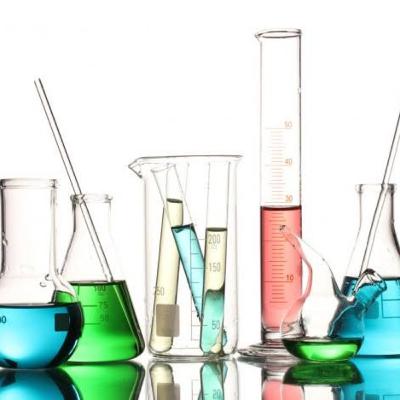 Cinco equipamentos utilizados em um laboratório de ciências