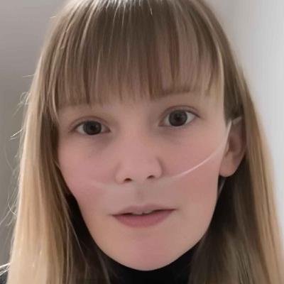 ELLE EST ATTEINTE DE LA MUCOVISCIDOSE DEPUIS L'ÂGE DE 1 AN.