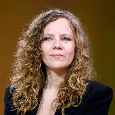 Runter vom Sofa! Demokratie-Training mit Satirikerin Sarah Bosetti Runter vom Sofa! Demokratie-Training mit Satirikerin Sarah Bosetti