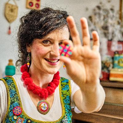 Sandra Müller: Eine Knopfmacherin über den Knopfboom, Trachten und Feierabendkappen
