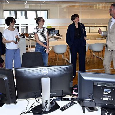 Maria's Boss Is Divorcing And Placing Her In A Tough Spot, Risk Her Job Or Not? Maria's Boss Is Divorcing And Placing Her In A Tough Spot, Risk Her Job Or Not?