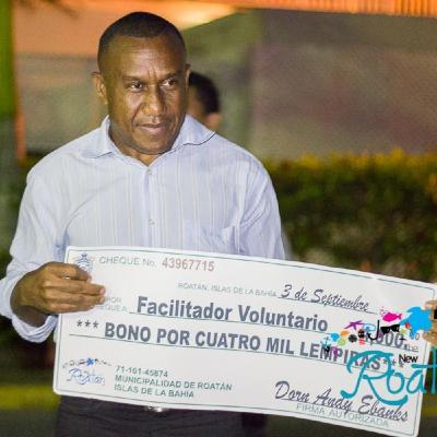 Sep 3, 2016 - Ceremonia de entrega de bonos a 35 maestros voluntarios del programa Educatodos