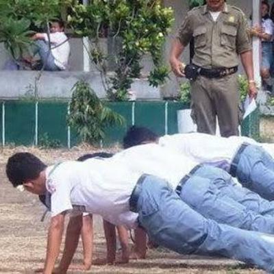 14. Namanya juga anak sekolah. 14. Namanya juga anak sekolah.