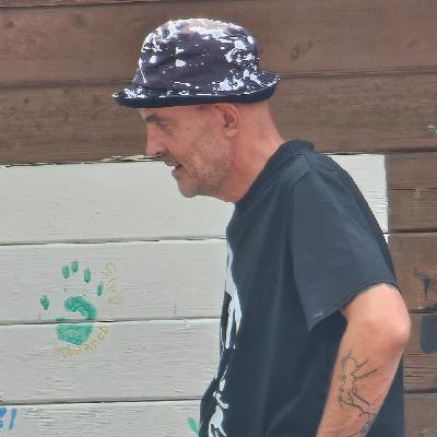 Mosdé le baladin distribue les origami au Grand Slammerstein