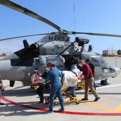 Personal de la Armada de México realiza evacuación médica de una persona con diagnóstico de edema pulmonar y posible infarto, en Isla Cedros, Baja California.