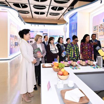 Peng Liyuan visits exhibition on digital, intelligent empowerment for women, girls