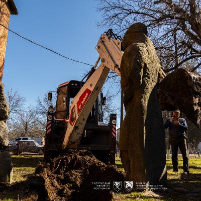Половецька баба, розколота від авіаудару: на Дніпропетровщині евакуювали історичну спадщину