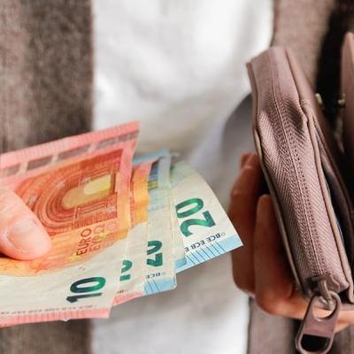 Budget to lead to 1.3% drop in disposable incomes - ESRI Budget to lead to 1.3% drop in disposable incomes - ESRI