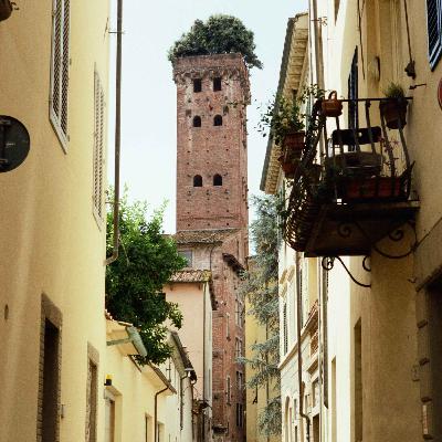 Lucca Walking Tour Guide. Discover the history and stories behind the sights as we guide you through this charming Tuscan city.