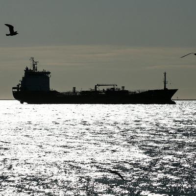 Estados Unidos permitirá a otros países comprar petróleo ruso varado en alta mar, en un intento por contener el alza del precio de la energía