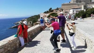 El Consell pide una reflexión sobre los precios en Ibiza para evitar que baje el gasto turístico en la oferta complementaria