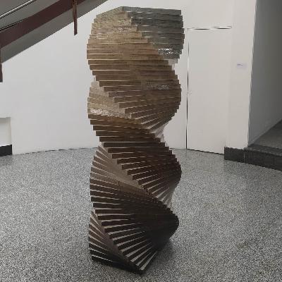 Obra “ Varna Stack” del artista Antonio Puri/ Descripción en español.