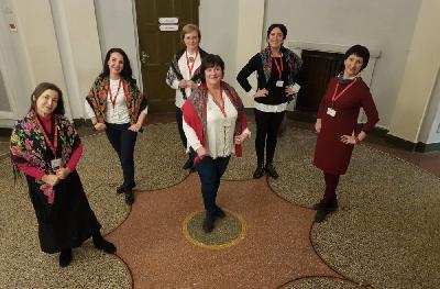 Veco gadu aizvadām ar atjautīgiem stāstiem un maskoto ļaužu dziesmām