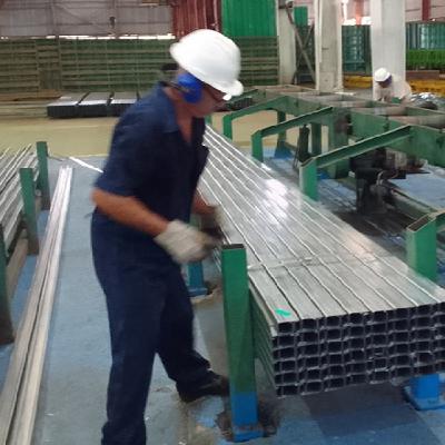 En METUNAS fabrican techos para damnificados y vigas para termoeléctrica holguinera