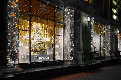 «ГУМ» открыл свои витрины для творчества – посмотрите, что из этого получилось!