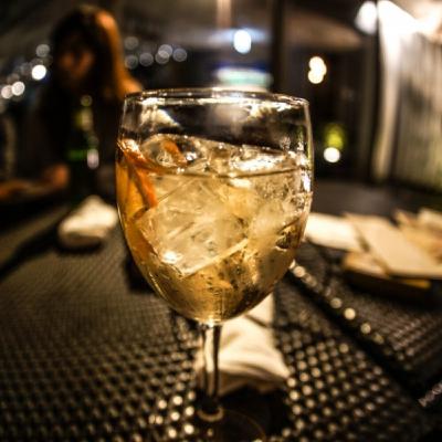 暑い夏は氷を入れたワインを飲もう！