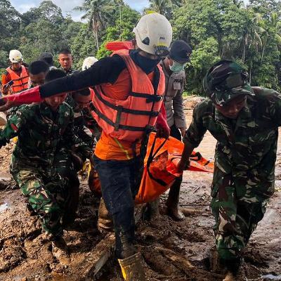 Indonesia floods death toll rises to 442 as people hunt for food and water Indonesia floods death toll rises to 442 as people hunt for food and water