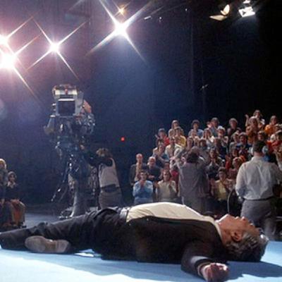 2x08 Network, Un mundo implacable