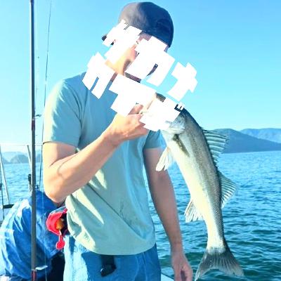 スズキ :: スズキを釣ったスズキさん。釣りもする漁師への変貌〈サカナダンギ〉