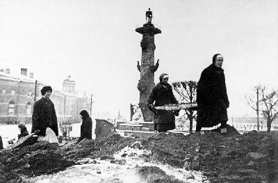 Наталья Дроздова читает стихи о блокаде Ленинграда.