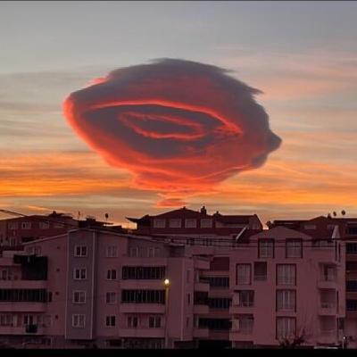 “Ovnis y las Extrañas nubes // La Destrucción Planificada de La Infancia // La Inedia y sus consecuencias(8p-t12)