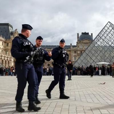 Tin quốc tế - Vụ trộm tại bảo tàng Louvre: Thêm 05 nghi phạm bị bắt, cuộc điều tra tiến triển nhanh Tin quốc tế - Vụ trộm tại bảo tàng Louvre: Thêm 05 nghi phạm bị bắt, cuộc điều tra tiến triển nhanh