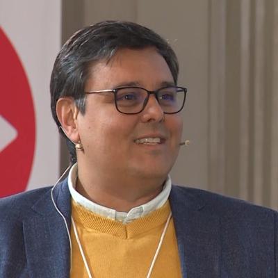 Der YOUCAT: Jungen Menschen weltweit die Lehre der Kirche erklären. Der YOUCAT: Jungen Menschen weltweit die Lehre der Kirche erklären.