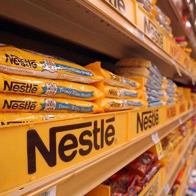 Nestlé licencie son patron pour une liaison, mais c’est son modèle qui vacille