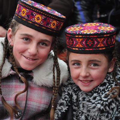 他说：能不能请你告诉大家，维吾尔族人很善良，我们也恨恐怖分子