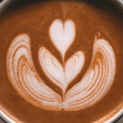 Hallo, met koffie en opgeklopte melk Hallo, met koffie en opgeklopte melk